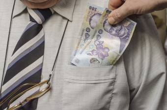 Az vette át a csúszópénzt, akinek pont az lett volna a dolga, hogy felfedje a csalást